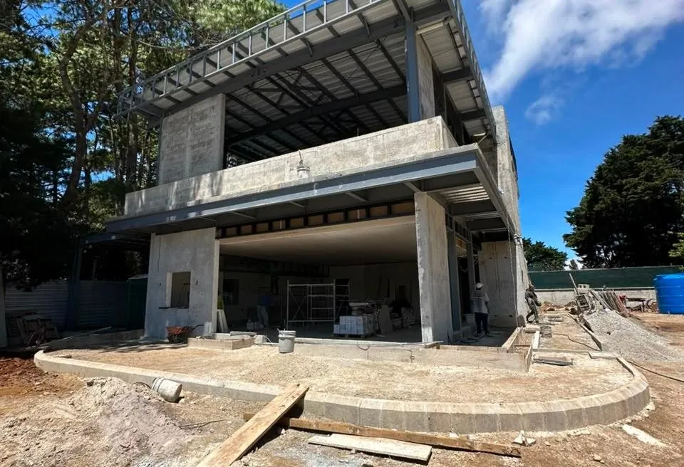 Edificio comercial en obra gris